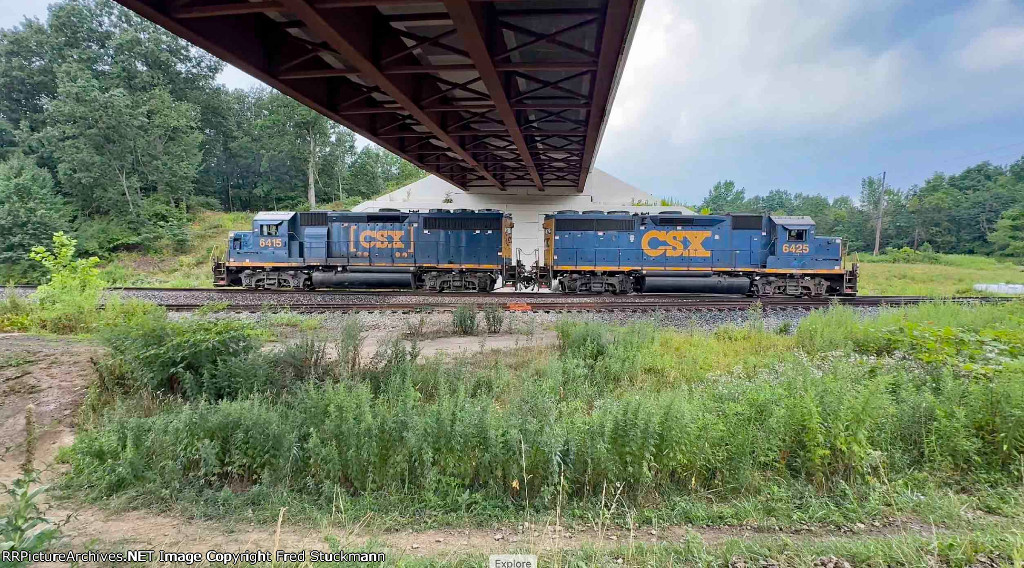 CSX 6415 & 6425 head back to their pick up.